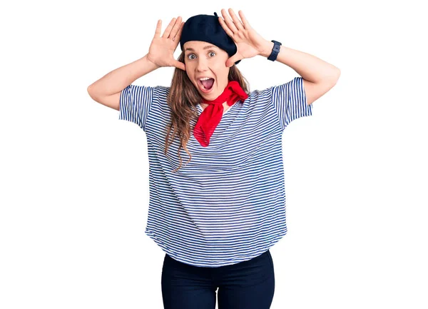 Jovem Mulher Loira Bonita Vestindo Boina Francesa Shirt Listrada Sorrindo — Fotografia de Stock