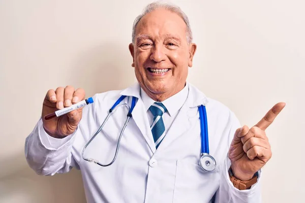 Hombre Médico Pelo Gris Guapo Mayor Sosteniendo Tubo Prueba Coronavirus —  Fotos de Stock