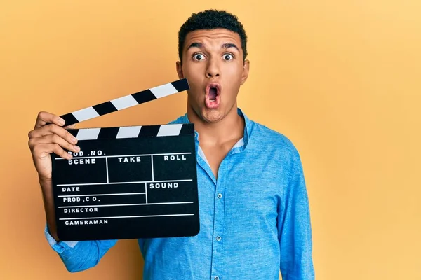 Giovane Arabo Possesso Video Film Clapboard Spaventato Stupito Bocca Aperta — Foto Stock