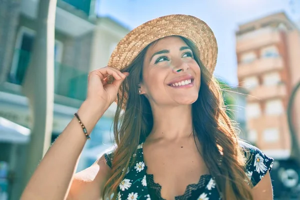 Mulher Hispânica Jovem Férias Sorrindo Feliz Andando Rua Cidade — Fotografia de Stock