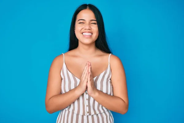 Jong Mooi Aziatisch Meisje Dragen Casual Kleding Bidden Met Handen — Stockfoto