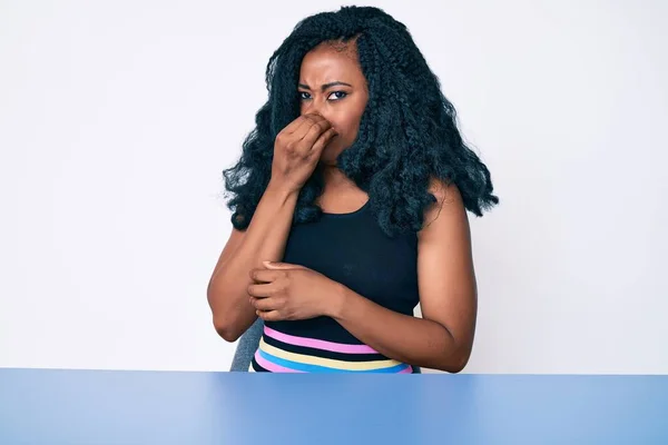 Prachtige Afrikaanse Vrouw Casual Kleding Zittend Tafel Ruiken Iets Stinkend — Stockfoto