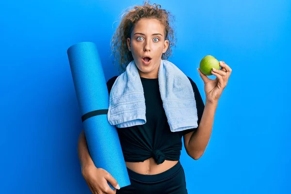 Schöne Kaukasische Teenager Mädchen Mit Yogamatte Und Grünem Apfel Angst — Stockfoto