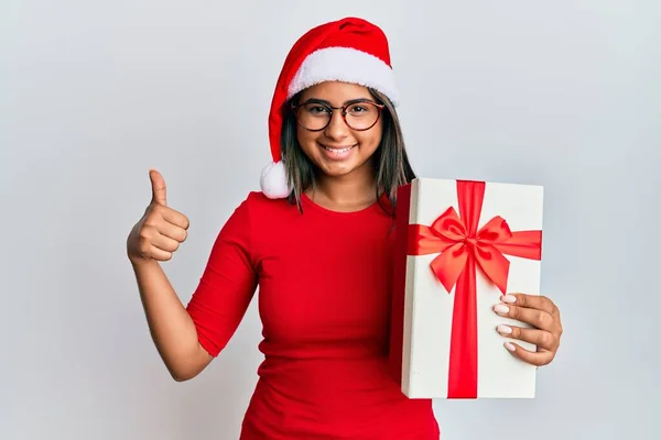 Mladý Latinský Dívka Sobě Vánoční Klobouk Drží Dárek Úsměvem Šťastný — Stock fotografie