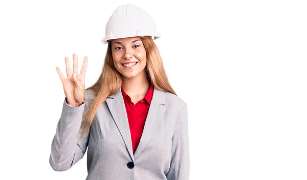 Красивая Молодая Женщина Каске Архитектора Показывает Показывает Пальцами Номер Четыре — стоковое фото
