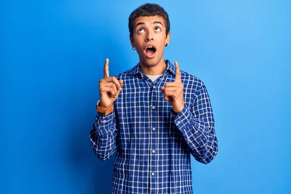 Joven Hombre Amerciano Africano Vistiendo Ropa Casual Asombrado Sorprendido Mirando —  Fotos de Stock