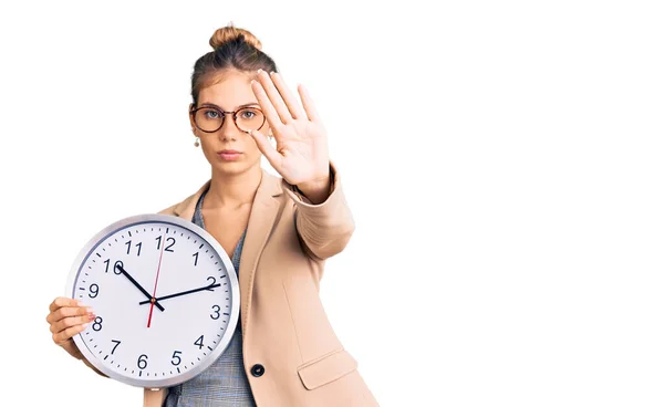 Vacker Kaukasiska Kvinna Med Blont Hår Bär Business Jacka Och — Stockfoto