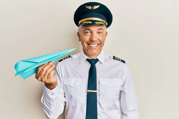 Fešák Středního Věku Dospělý Muž Sobě Letadlo Pilot Uniforma Držení — Stock fotografie