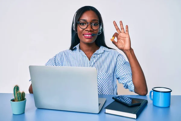 Joven Mujer Afroamericana Que Trabaja Oficina Con Auriculares Operador Haciendo —  Fotos de Stock