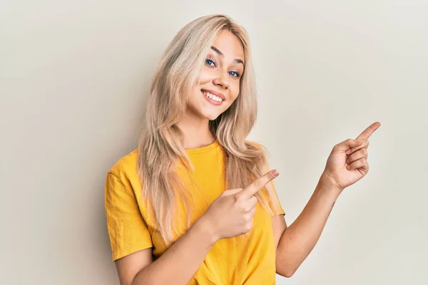 Vacker Kaukasiska Blond Flicka Bär Casual Tshirt Leende Och Tittar — Stockfoto