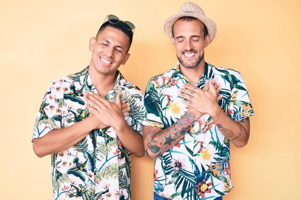 Jovem Casal Gay Dois Homens Usando Chapéu Verão Camisa Havaiana — Fotografia de Stock