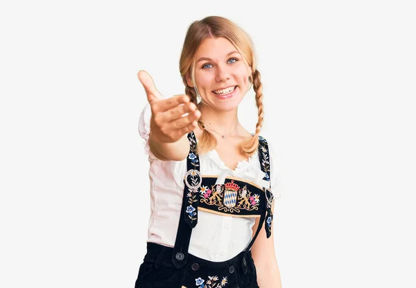 Joven Hermosa Mujer Rubia Con Vestido Oktoberfest Sonriendo Amistoso Ofreciendo — Foto de Stock