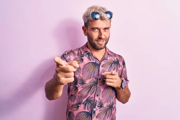 Hombre Guapo Rubio Vacaciones Con Camisa Casual Gafas Sol Sobre — Foto de Stock