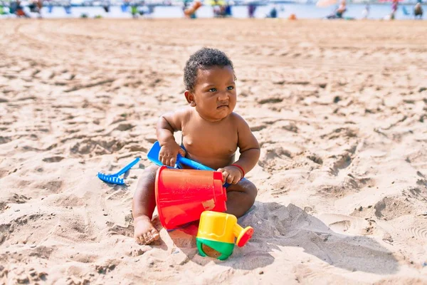 Очаровательный Африканский Ребенок Играет Игрушками Сидя Песке Пляже — стоковое фото