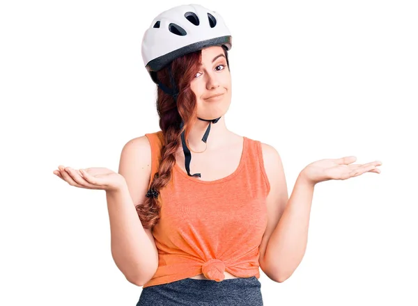 Mujer Hermosa Joven Con Casco Bicicleta Expresión Despistada Confusa Con —  Fotos de Stock