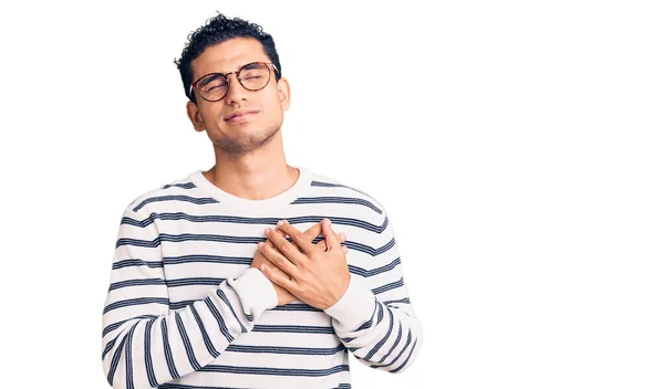 Jovem Hispânico Bonito Vestindo Roupas Casuais Óculos Sorrindo Com Mãos — Fotografia de Stock