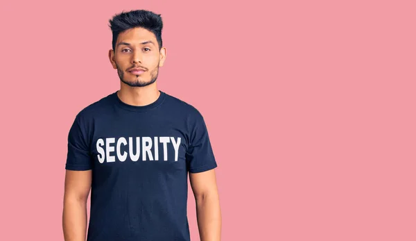 Όμορφος Λατίνος Αμερικανός Νεαρός Άνδρας Που Φοράει Μπλουζάκι Ασφαλείας Χαλαρό — Φωτογραφία Αρχείου