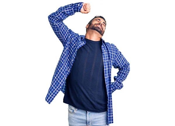 Jovem Hispânico Vestindo Roupas Casuais Que Estendem Para Trás Cansado — Fotografia de Stock