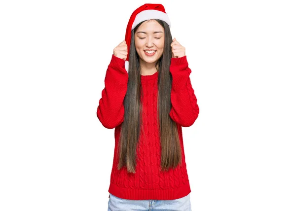 Fiatal Kínai Visel Karácsonyi Kalap Izgatott Siker Karokkal Csukott Szemmel — Stock Fotó