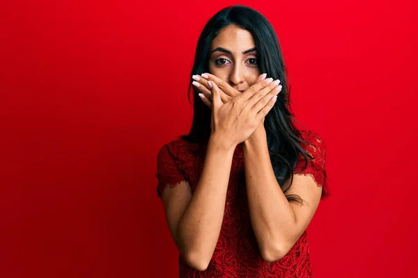 Belle Femme Hispanique Portant Des Vêtements Élégants Sur Fond Rouge — Photo