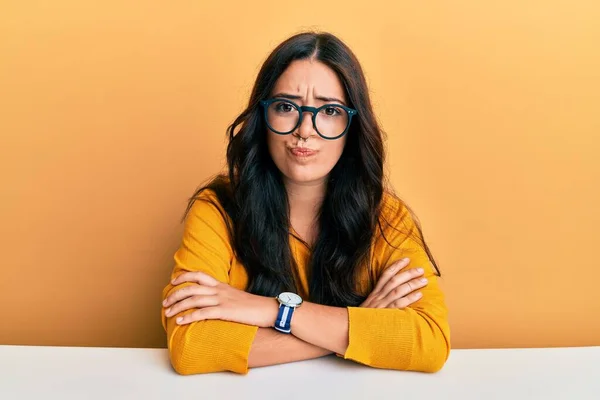 Schöne Brünette Junge Frau Mit Brille Und Lässiger Kleidung Die — Stockfoto