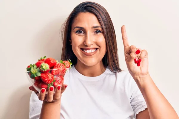 Jovem Bela Morena Segurando Tigela Com Morangos Sorrindo Com Uma — Fotografia de Stock