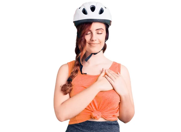 Mujer Hermosa Joven Con Casco Bicicleta Sonriendo Con Las Manos —  Fotos de Stock