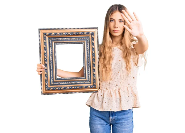 Beautiful Caucasian Woman Blonde Hair Holding Empty Frame Open Hand — Stock Photo, Image