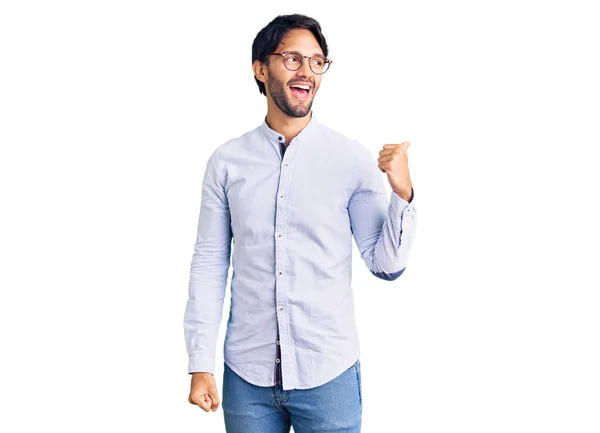 Schöner Hispanischer Mann Mit Businesshemd Und Brille Der Mit Glücklichem — Stockfoto