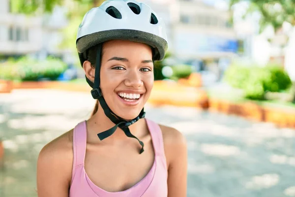 Junge Schöne Hispanische Radfahrerin Lächelt Glücklich Mit Fahrradhelm Der Stadt — Stockfoto