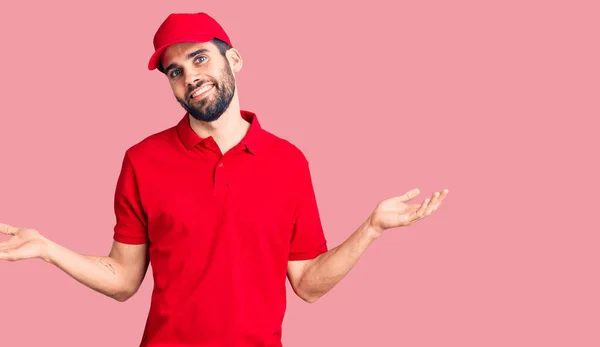 Joven Hombre Guapo Con Barba Llevando Uniforme Entrega Sonriente Mostrando —  Fotos de Stock