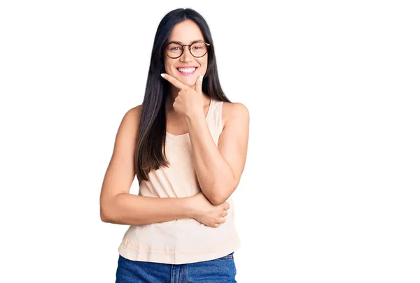 Joven Hermosa Mujer Caucásica Con Ropa Casual Gafas Mirando Con —  Fotos de Stock