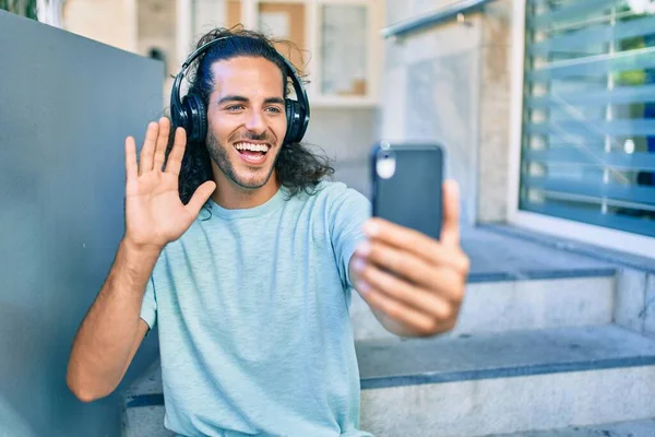 Молодой Латиноамериканец Улыбается Счастливо Делая Видеозвонок Смартфона Городе — стоковое фото