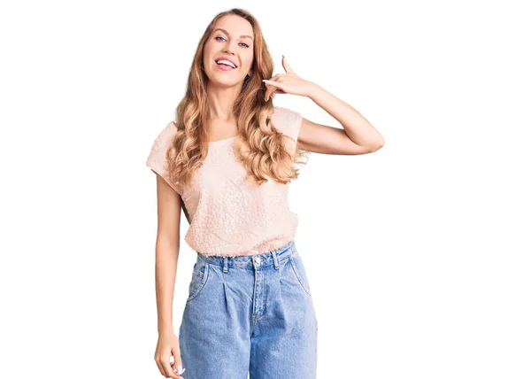 Joven Hermosa Mujer Caucásica Con Pelo Rubio Con Ropa Casual — Foto de Stock