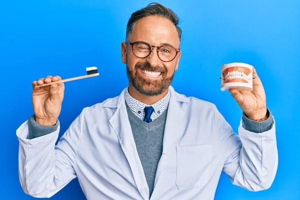 Bonito Homem Meia Idade Vestindo Roupas Negócios Irritado Louco Gritando — Fotografia de Stock