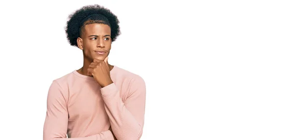 Afro Amerikanischer Mann Mit Afro Haaren Lässig Gekleidet Die Hand — Stockfoto