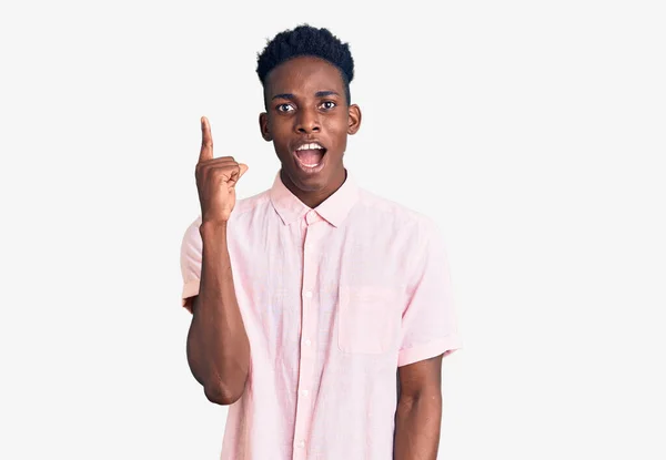 Joven Hombre Afroamericano Con Ropa Casual Apuntando Con Dedo Hacia — Foto de Stock