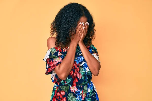 Jovem Afro Americana Vestindo Roupas Casuais Com Expressão Triste Cobrindo — Fotografia de Stock