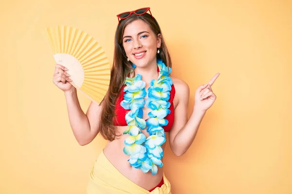 Schöne Junge Kaukasische Frau Trägt Sommerlook Und Hält Den Handfächer — Stockfoto