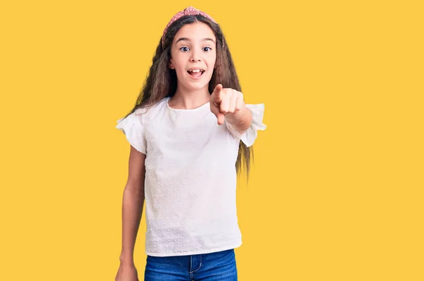 Linda Niña Hispana Vistiendo Camiseta Blanca Casual Señalando Disgustado Frustrado —  Fotos de Stock