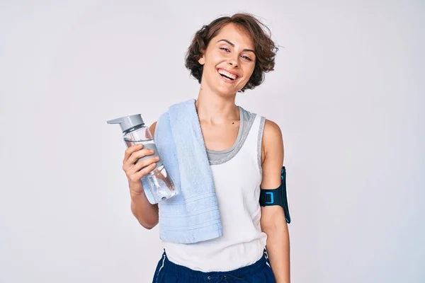 Jonge Latijns Amerikaanse Vrouw Draagt Sportkleding Handdoek Drinken Fles Water — Stockfoto