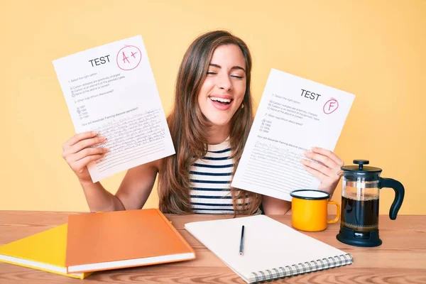 Ung Vacker Kaukasiska Kvinna Visar Misslyckades Och Klarat Examen Sitter — Stockfoto