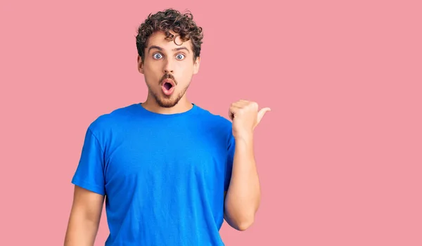 Jovem Homem Bonito Com Cabelo Encaracolado Vestindo Roupas Casuais Surpreso — Fotografia de Stock