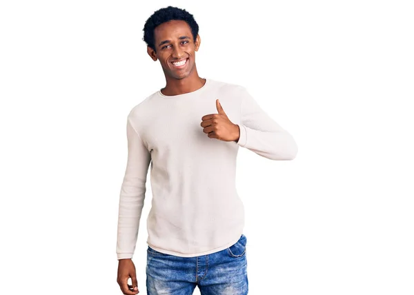 Homem Bonito Africano Vestindo Camisola Inverno Casual Fazendo Polegares Felizes — Fotografia de Stock