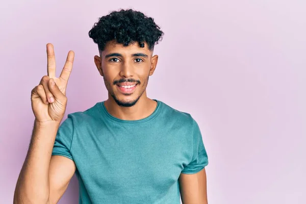 Junger Arabischer Gutaussehender Mann Lässiger Kleidung Zeigt Mit Finger Nummer — Stockfoto