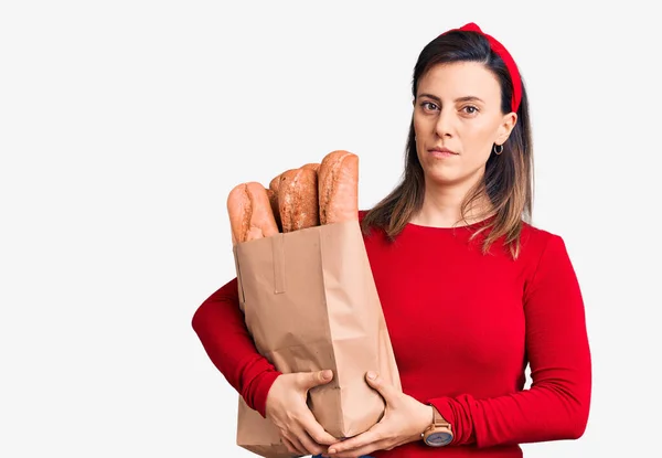 Joven Hermosa Mujer Sosteniendo Bolsa Papel Con Actitud Pensamiento Pan — Foto de Stock