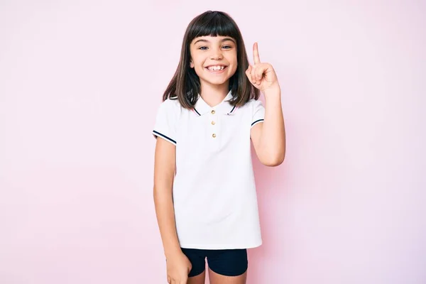 Menina Com Estrondo Usando Roupas Esportivas Apontando Dedo Para Cima — Fotografia de Stock