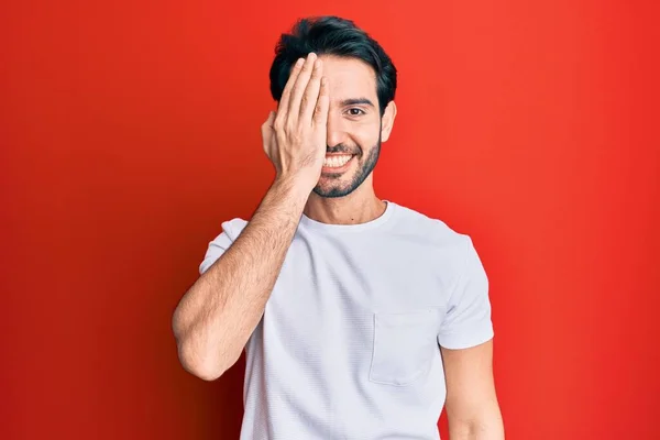 Jonge Spaanse Man Met Casual Witte Tshirt Één Oog Met — Stockfoto