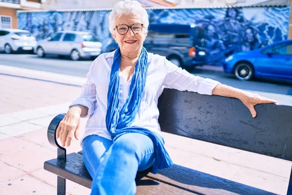 Anciana Mujer Mayor Con Pelo Gris Sonriendo Feliz Aire Libre —  Fotos de Stock