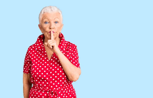 Senior Mooie Vrouw Met Blauwe Ogen Grijs Haar Dragen Van — Stockfoto